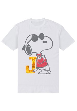 T-shirt blanc avec Snoopy portant des lunettes de soleil et une veste rouge, debout à côté d'une grande lettre « J » dorée scintillante.