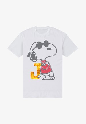 T-shirt blanc avec Snoopy portant des lunettes de soleil et une veste rouge, debout à côté d'une grande lettre « J » dorée scintillante.