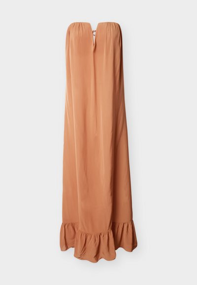 Stropfri, gulvlængde kjole i ferskenfarve med en samlet flæsekant og et lille frontspalt ved toppen i midten.