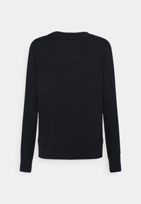 Maglione nero realizzato in materiale morbido, con maniche lunghe, polsini a costine e scollatura arrotondata, caratterizzato da una texture liscia e un design semplice.