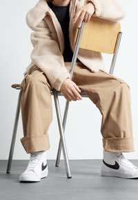 Nike Sportswear BLAZER MID 77 - Höga sneakers - white/black/total orange