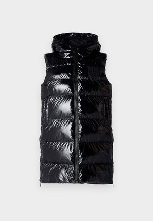Gilet puffo nero con finitura lucida, dotato di cappuccio, chiusura frontale con zip e tasche laterali. La texture è liscia e trapuntata.