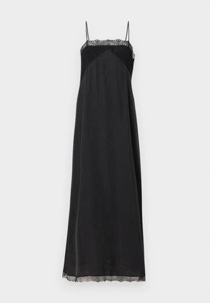 Musta satiininen iltapuku ohuilla hihnoilla, jossa pitsireunus pääntiessä ja helmassa, ja sileä, virtaviivainen siluetti.