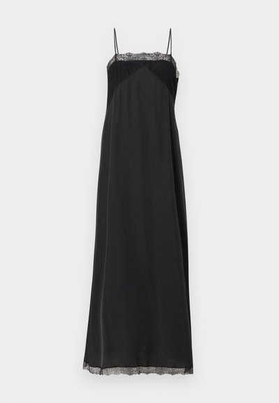Μαύρο σατέν βραδινό φόρεμα με λεπτές τιράντες, διακοσμημένο με δαντέλα στο ντεκολτέ και το τελείωμα, με λεία και ρέουσα σιλουέτα.