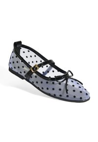 Ballerines transparentes avec des pois noirs, bord en cuir verni noir, bride de cheville avec boucle, et un accent en nœud sur le bout.