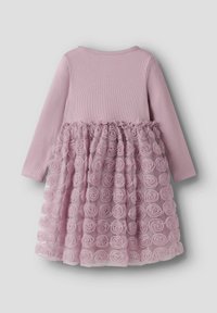 Langermet kjole med en rosa ribbestrikket topp og et lagdelt skjørt med rosemønstret tyll. Myk tekstur, pastellfarge og blomsterdetaljer.