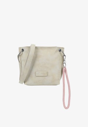Hellbeige Fake-Leder-Crossbody-Tasche mit einem abnehmbaren rosa geflochtenen Handgelenkriemen und silbernem Zubehör. Mit einem Logo-Aufnäher auf der Vorderseite.