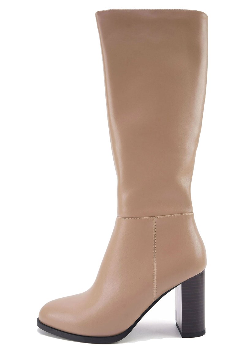 Beige Leder-Kniefuß mit glatter Textur, runder Spitze und dickem, dunklem Holzblockabsatz. Nahtdetails an der Vorderseite.