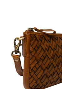 Porte-monnaie en cuir marron avec un motif tissé, fermoir en laiton et fermeture éclair sur fond blanc.