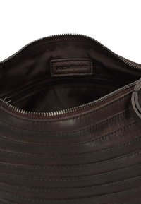Brauner Ledertasche Innenraum mit einem Reißverschluss; verfügt über ein Stofffutter und ein beschriftetes Lederschildchen innen. Texturiertes Design mit horizontalen Nähten.