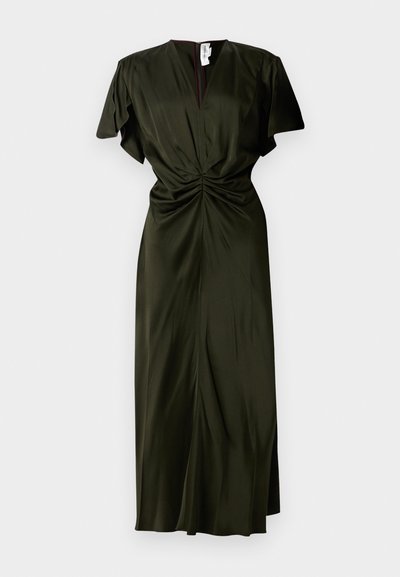 Vestido midi verde-oliva em tecido leve com mangas curtas de babado, decote em V profundo, detalhe frontal com nó e fenda lateral.