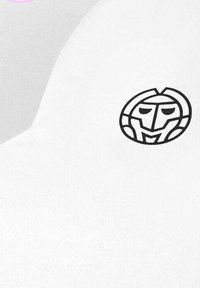 Logo de cara tribal estilizada en negro sobre un fondo de tela blanca, con una forma curva en gris claro y púrpura en la esquina.