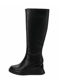 Bota de cuña negra de piel hasta la rodilla con textura suave, puntera redondeada y detalles brillantes en el tacón de cuña. Logo grabado en el lateral.