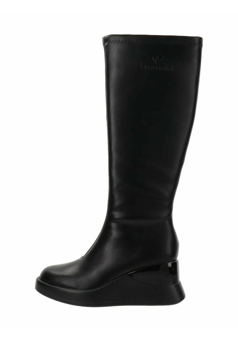 Bota de cuña negra de piel hasta la rodilla con textura suave, puntera redondeada y detalles brillantes en el tacón de cuña. Logo grabado en el lateral.