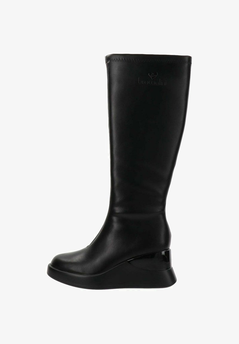 Botte à talon compensé noire en cuir, montée jusqu'au genou, avec une texture lisse, un bout rond et des accents noirs brillants sur le talon compensé. Logo embossé sur le côté.