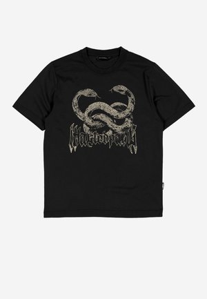 Melna īsroku t-krekls ar grafisku attēlu, kurā savijušās divas čūskas, un stilizētu tekstu zem tām krūšu rajonā.