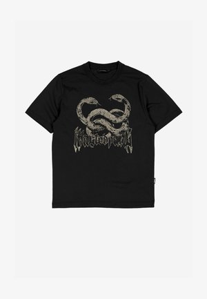 Must lühikeste varrukatega t-särk kahe põimunud madu graafikaga ja stiilse tekstiga allosas rinnapiirkonnas.