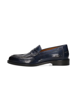 Enkelt mørkeblå læder slip-on loafer med lav hæl, mokkasin-syningsdetalje og præget mærkenavn på siden.