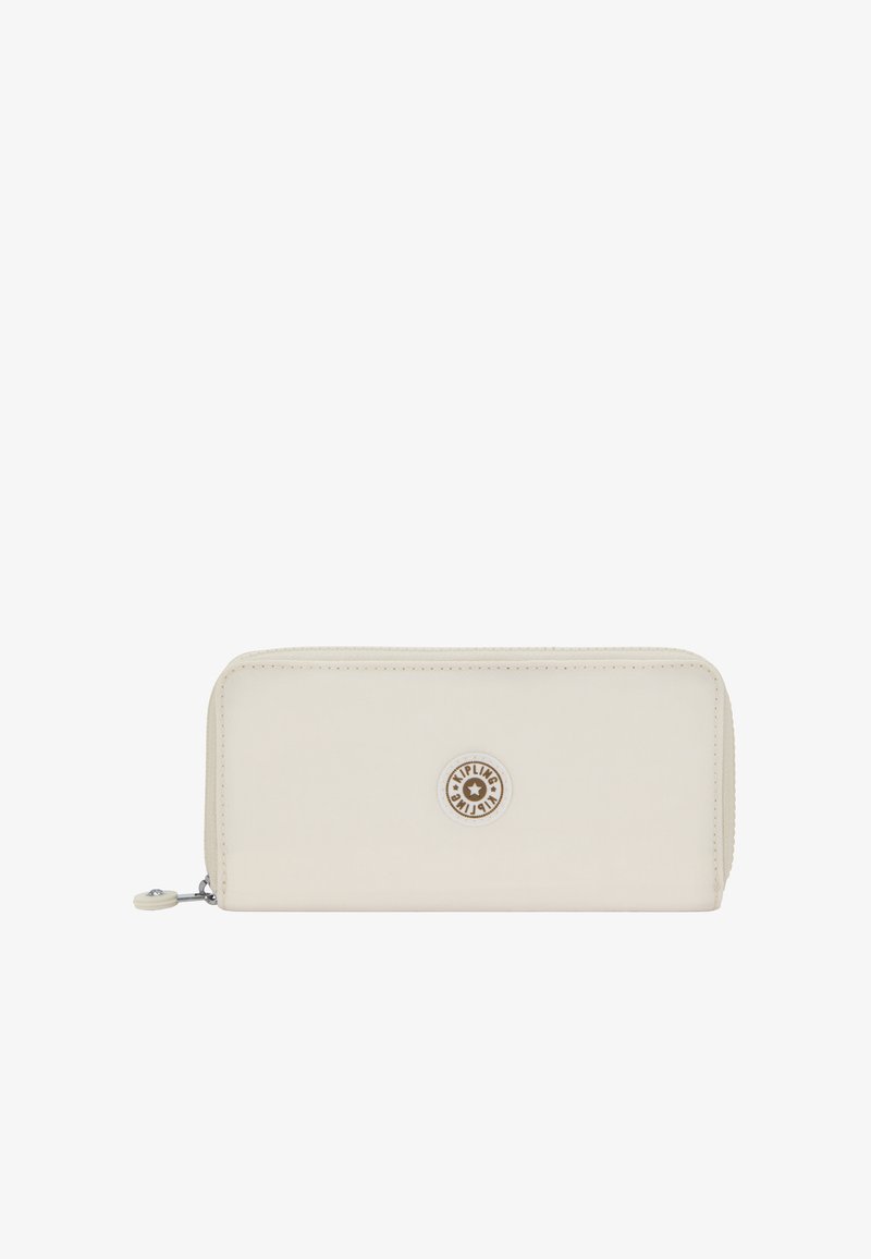 Portefeuille zippé couleur crème avec un patch rond du logo Kipling centré à l'avant et une languette de fermeture éclair en tissu sur le côté gauche.