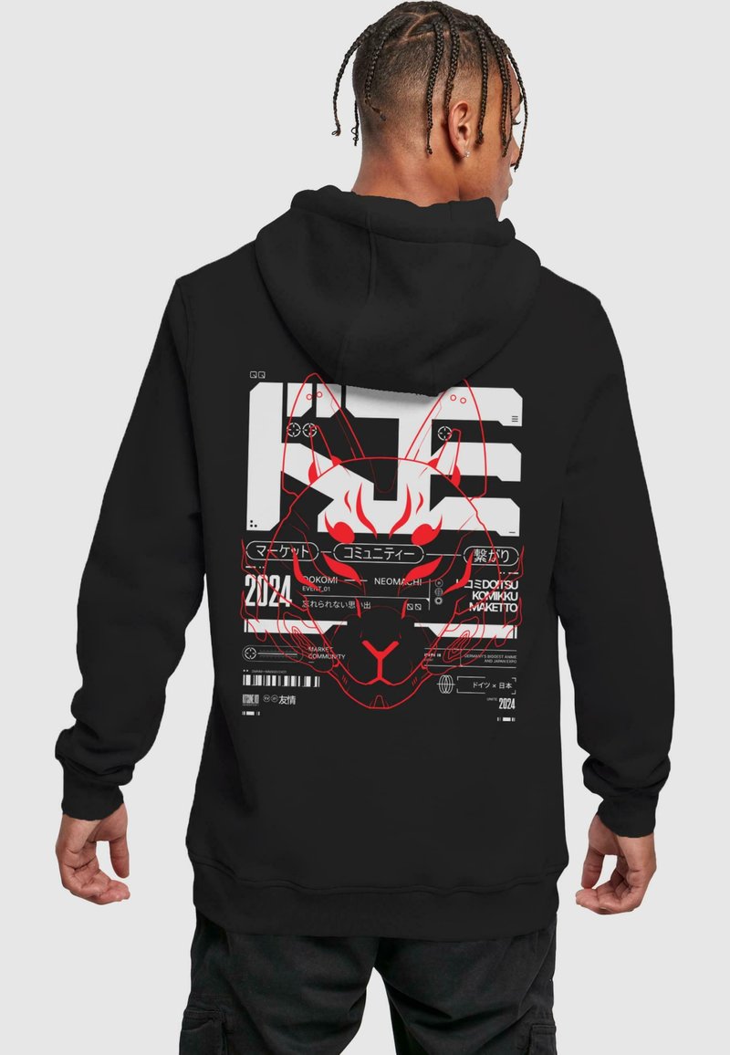 Černá mikina s kapucí, obsahující grafický design červené stylizované hlavy lišky s textem a symboly v bílé a červené barvě, umístěná na černém pozadí.