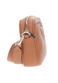 Borsa a tracolla in pelle tan con forma rettangolare, dotata di chiusura a zip, tracolla regolabile e dettagli in metallo dorato.
