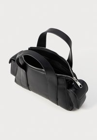 Borsa in pelle nera con una forma strutturata, dotata di doppi manici, chiusura con zip e accenti discreti. Texture liscia con un design minimalista.