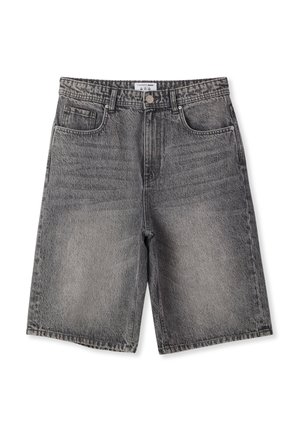 Pantaloncini in denim grigio con vestibilità ampia, dotati di cinque tasche, chiusura con bottone e una delicata texture sbiadita sulle gambe.