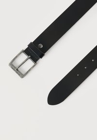 Μαύρη δερμάτινη ζώνη με ασημί ορθογώνιο αγκράφα χαραγμένη με "JACK & JONES", εμφανίζοντας τις τρύπες της ζώνης και τη δερμάτινη θηλιά σε λευκό φόντο.