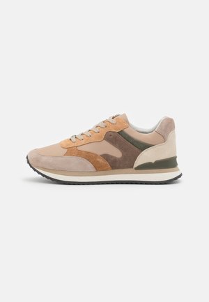 Wildleder- und Mesh-Sneaker in Beige, Tan und Olivgrün. Verfügt über ein strukturiertes Obermaterial, eine runde Zehenpartie, Schnürverschluss und eine gepolsterte Sohle.