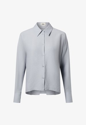 Hellblaues Hemd mit Knopfleiste aus strukturiertem Stoff, mit spitzem Kragen und langen Ärmeln sowie einem leicht geschwungenen Saum.