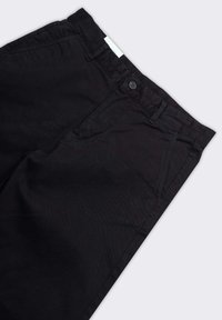 Svarte bomullsbukser med rett passform, med sidelommer, knappelukking og glatt tekstur.