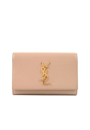 Beżowa skórzana kopertówka z złotym logo YSL na środku przedniej klapy, prostokątny kształt i przeszywane krawędzie.