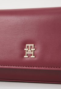 Tommy Hilfiger ETERNITY CHAIN CROSSOVER - Torba preko tijela - raspberry truffle