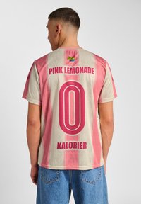 Koszulka z krótkim rękawem o jasnobeżowej bazie z różowymi pionowymi paskami, dużym różowym napisem "PINK LEMONADE" i cyfrą "0", z teksturowanej tkaniny.