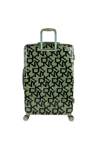 Maleta rígida verde con patrón de logotipo negro repetido, asa retráctil, dos ruedas laterales y detalles plateados en el frente.