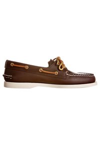 Chaussure bateau en cuir marron avec semelle blanche, lacets en cuir beige et détails de couture sur le dessus et les côtés.