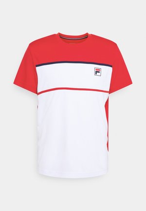 T-shirt à manches courtes avec épaules rouges, corps blanc, rayures horizontales bleu marine et rouges, et petit logo sur la poitrine.