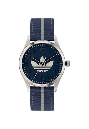 Montre marine avec un boîtier en acier inoxydable, un cadran bleu foncé, des index horaires blancs, et un bracelet en tissu avec une rayure grise.