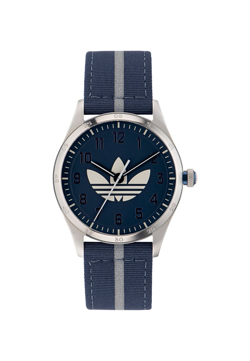 Montre marine avec un boîtier en acier inoxydable, un cadran bleu foncé, des index horaires blancs, et un bracelet en tissu avec une rayure grise.