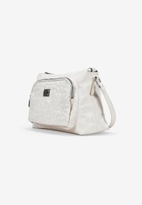 Bolso de tela blanca con un panel frontal texturizado, compartimento principal con cremallera y una correa de hombro desmontable. Presenta detalles de hardware en color plateado.