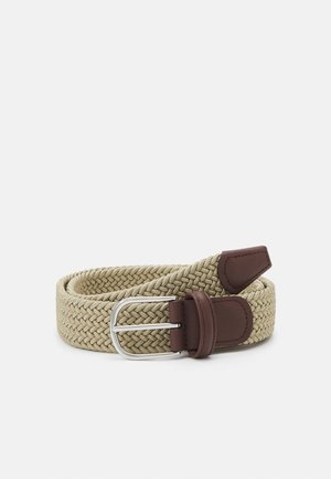 Vevd beige elastisk belte med brune skinnaksenter og en spenne i sølvfarge. Har en flettet tekstur og to skinnspisser.