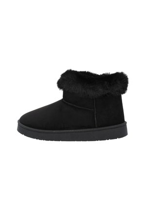 Botas negras de tobillo hechas de suave ante con un puño de piel sintética. Diseño de perfil bajo, punta redonda y suela de goma con tracción.