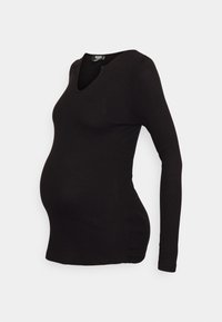 Blusa de maternidade de manga longa preta, feita de tecido canelado, com decote em V e um design justo que acomoda uma barriga em crescimento.