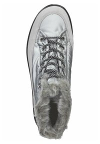 Silberne synthetische Stiefel mit schwarzen Schnürsenkeln, einem mit Pelz gefütterten Kragen, glatter Oberfläche und einer robusten Sohle für guten Halt. Verfügt über eine gepolsterte Zunge und Knöchelunterstützung.