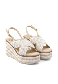 Sandali con zeppa dal design a strap incrociati, realizzati in materiale intrecciato color crema. Presentano una soletta imbottita e dettagli in corda intrecciata sulla piattaforma.