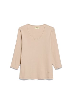 Beżowy, długi rękaw, dzianinowy top z dekoltem w serek i małą metką logo blisko dolnego brzegu, leżący płasko na białym tle.