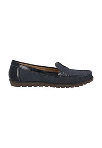 Mocassino blu navy realizzato in pelle liscia e suede, con un design cucito leggermente rialzato e suola in gomma testurizzata per una migliore aderenza.