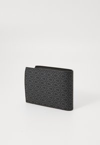 Portofel negru cu un model gravat cu logo, textură netedă, design pliabil în două, cu margini drepte. Formă compactă, potrivită pentru carduri și bani.