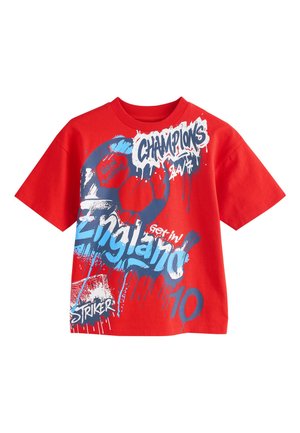 Rotes Kurzarmshirt mit blauem und weißem Graffiti-Text "Champions," "England," "Striker," und der Zahl 10 mit sportlichen Grafiken.