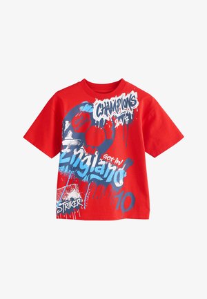 Červené tričko s krátkym rukávom s modro-bielym graffiti textom "Champions," "England," "Striker," a číslom 10 so športovou grafikou.